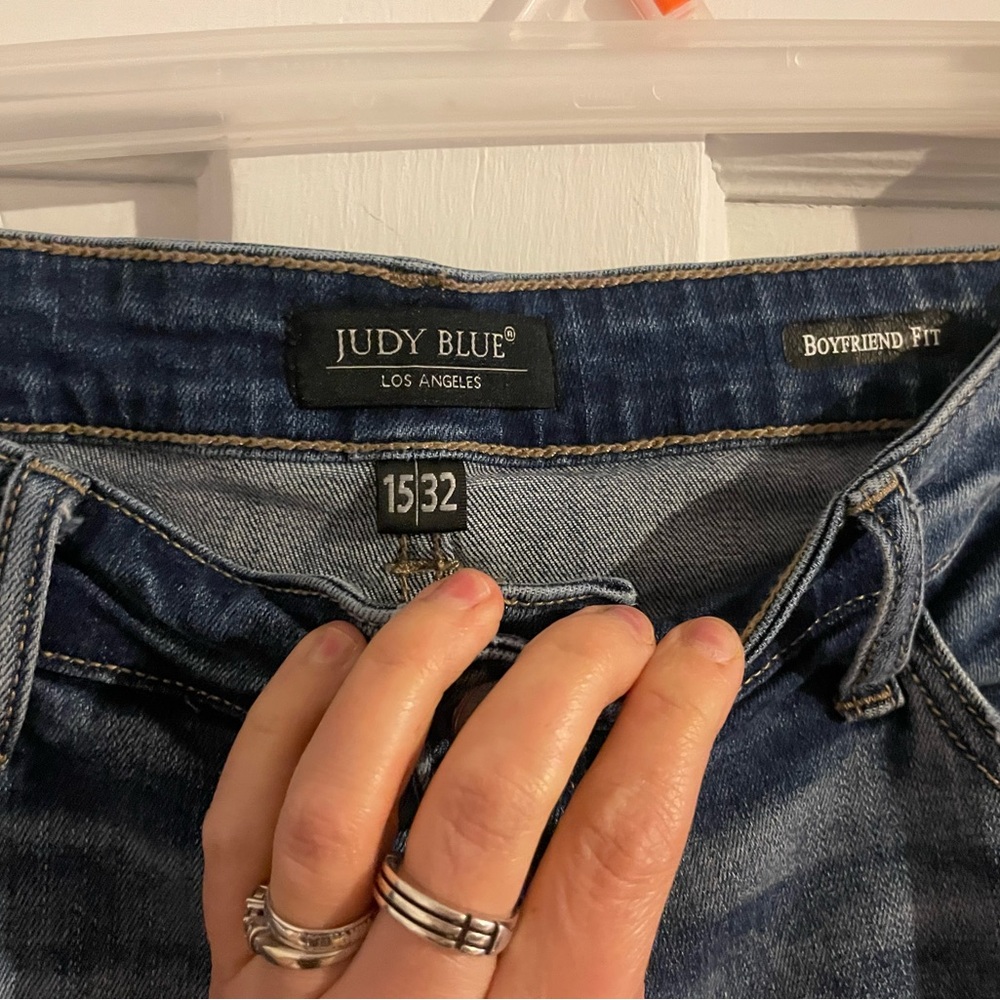 Judy Blue Boyfriend Jeans Distressed - Picture 3 of 3
